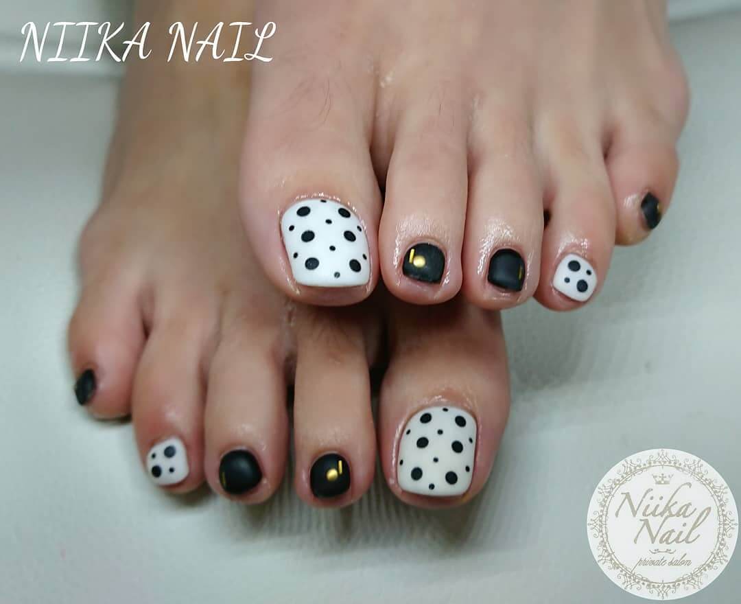 decorado de uñas de los pies con puntos