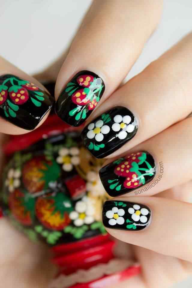 Uñas negras con flores de colores