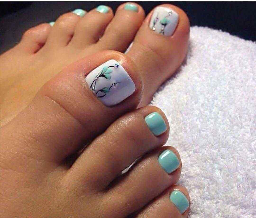decoracion de uñas del pie con flores
