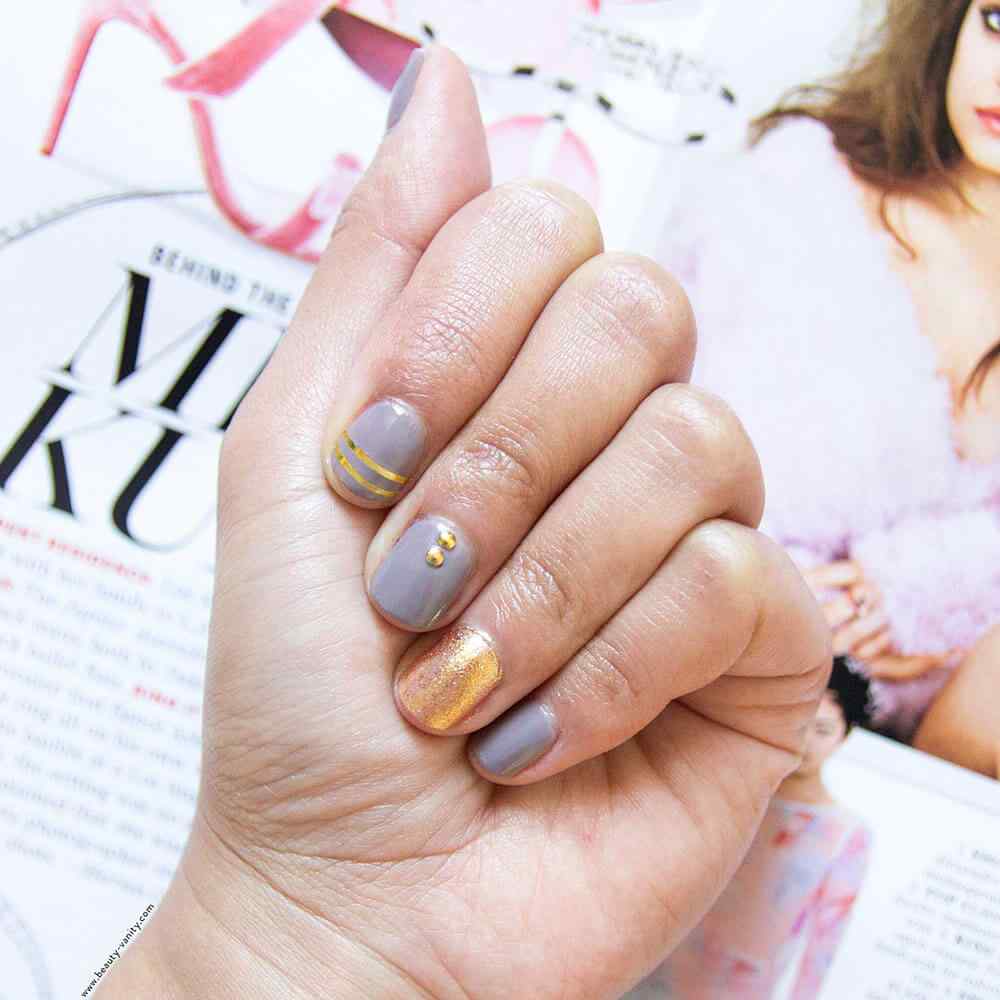 Modelo de uñas sencillas en gris y dorado