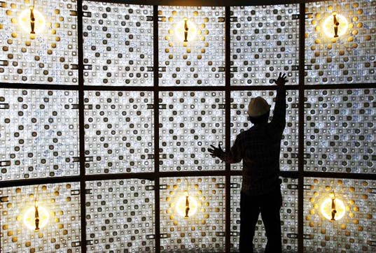 -botellas-agua_disec3b1os_-pet_plastico_taiwan_-edificio_exposicic3b3n-floral-de-taipei_ecoark_encajar-botellas-plastico-muros-sillon_biombo_detalle