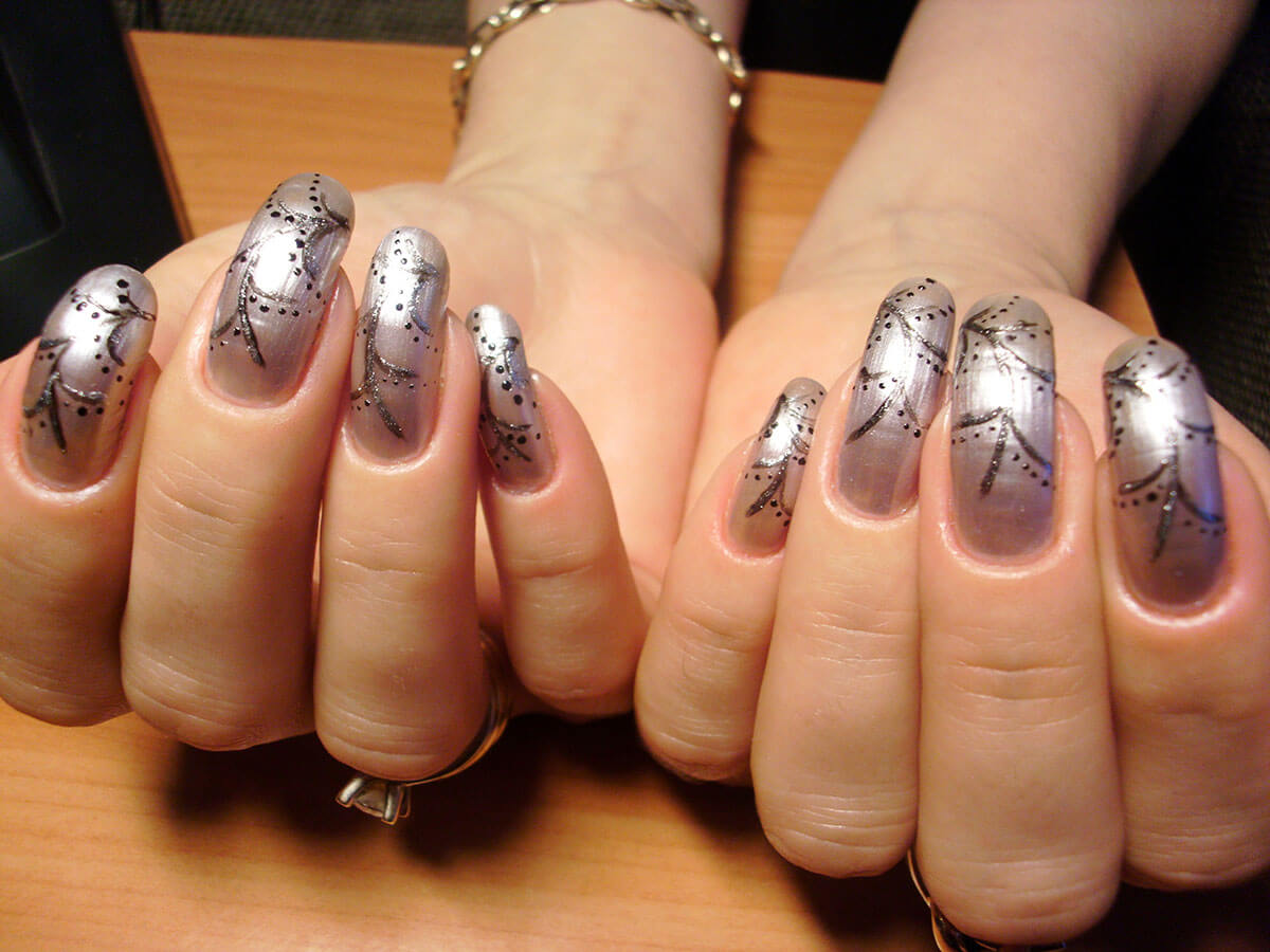 diseño de uñas color plateado