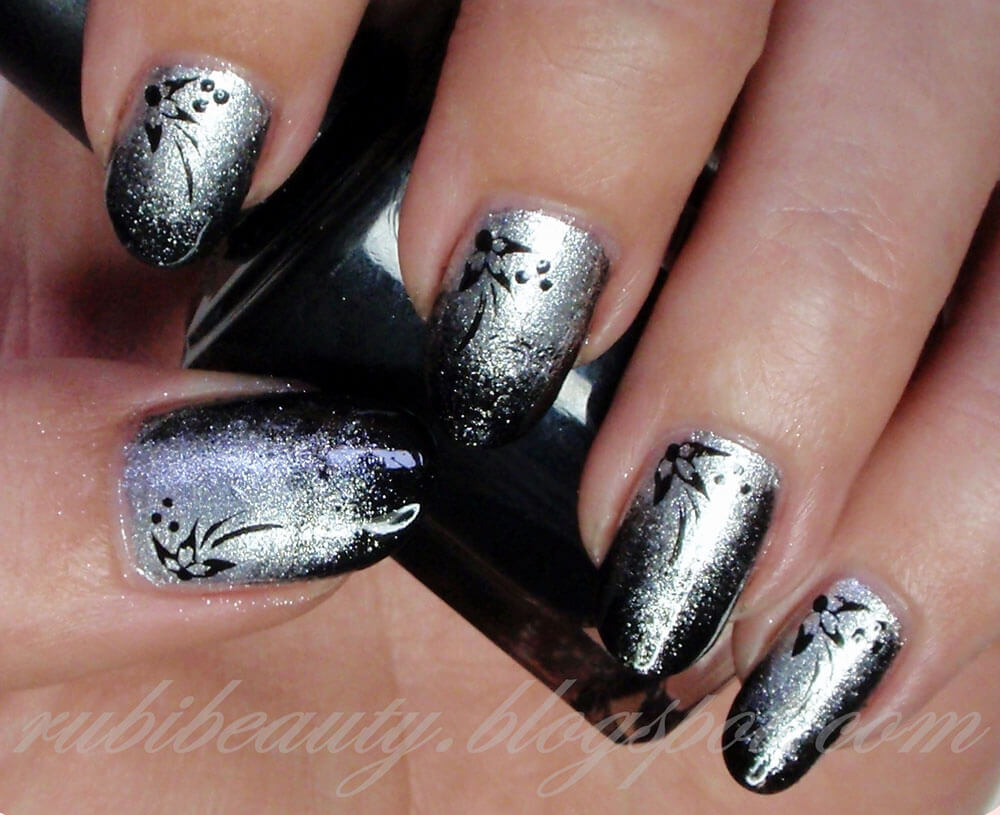 diseño de uñas color plateado