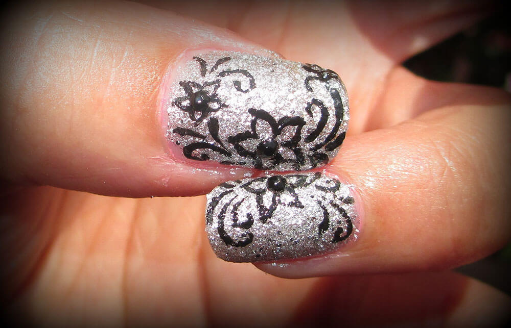 uñas color plateado