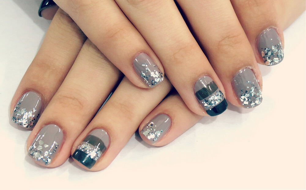 uñas color plateado