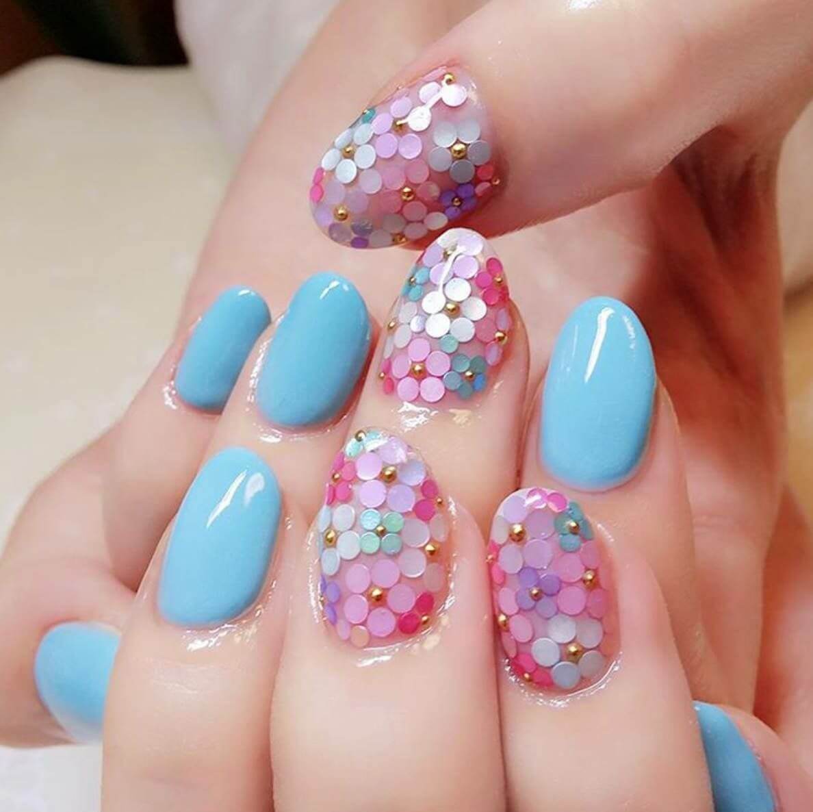 decoracion de uñas celeste con flores