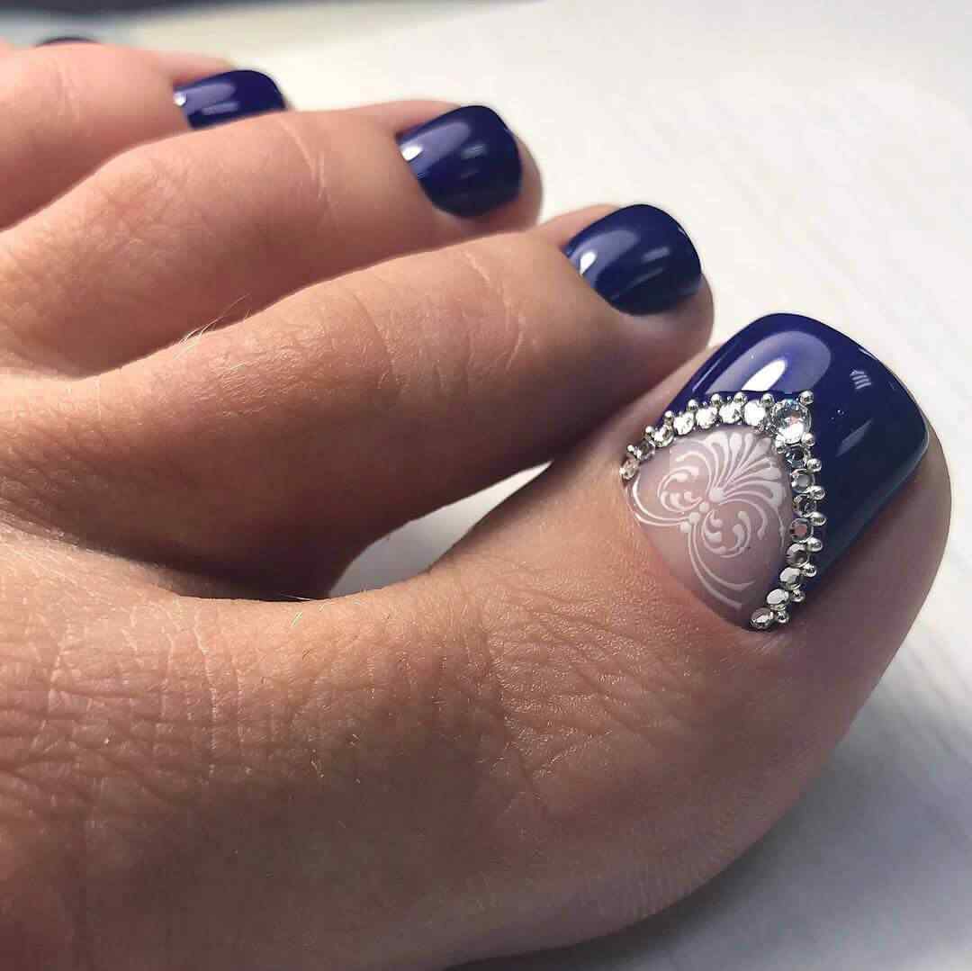 diseño de uñas del pie con piedras