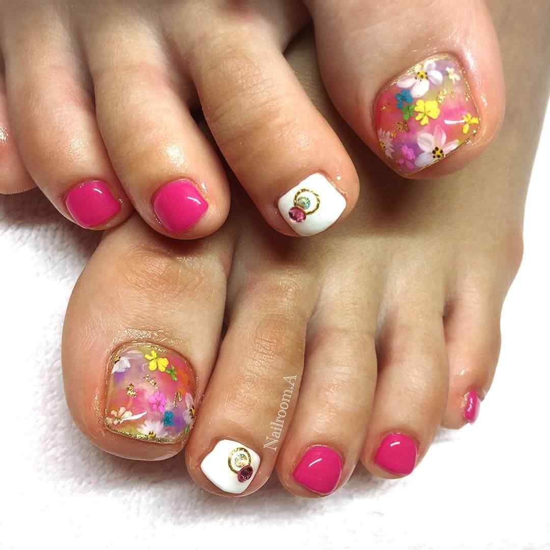 diseños elegantes uñas para el pie flores colores