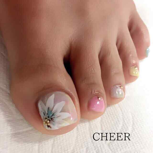 Diseño con flores de uñas para el pie
