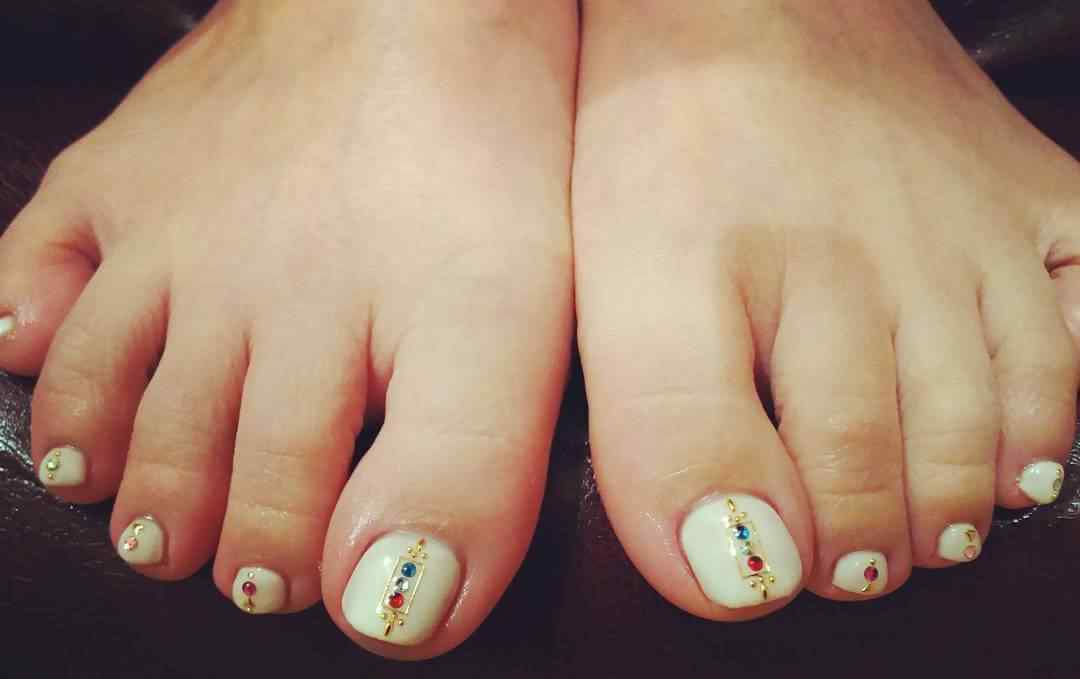 diseños de uñas para pies En color amarillo con plata Blancas con piedras