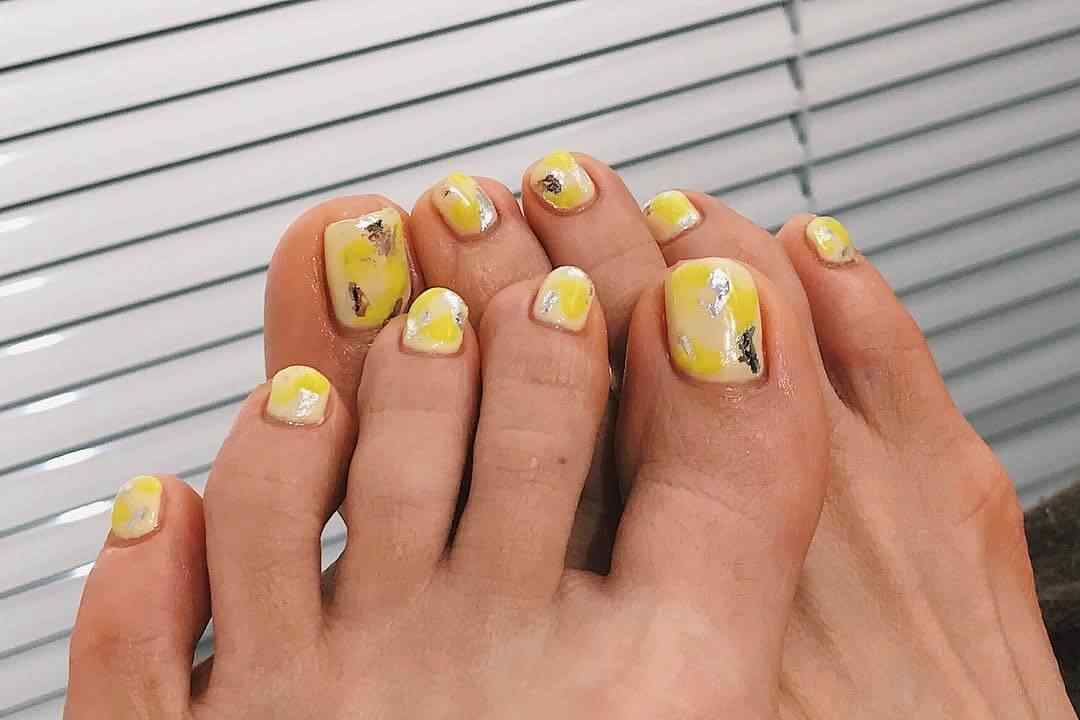 diseños de uñas para pies En color amarillo con plata