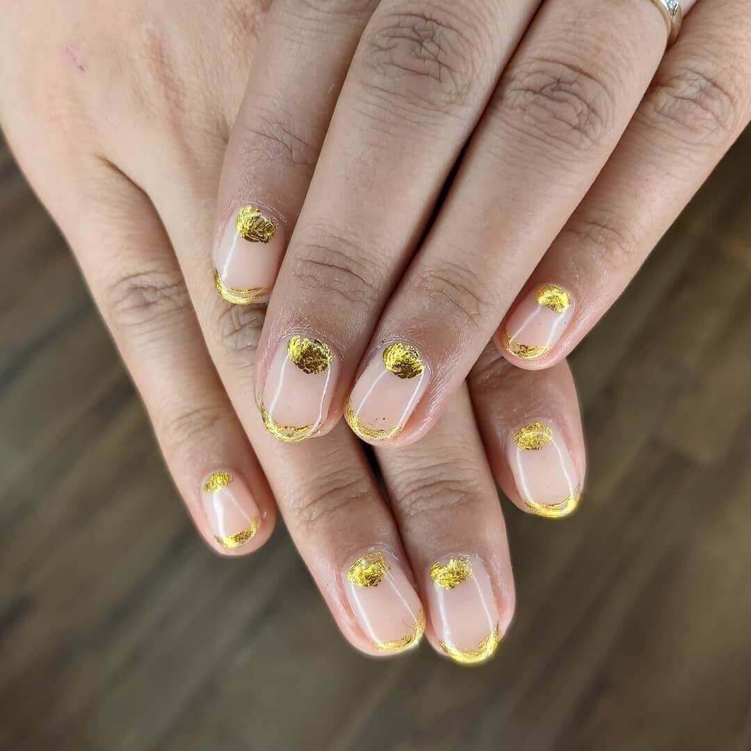 diseño de uñas doradas