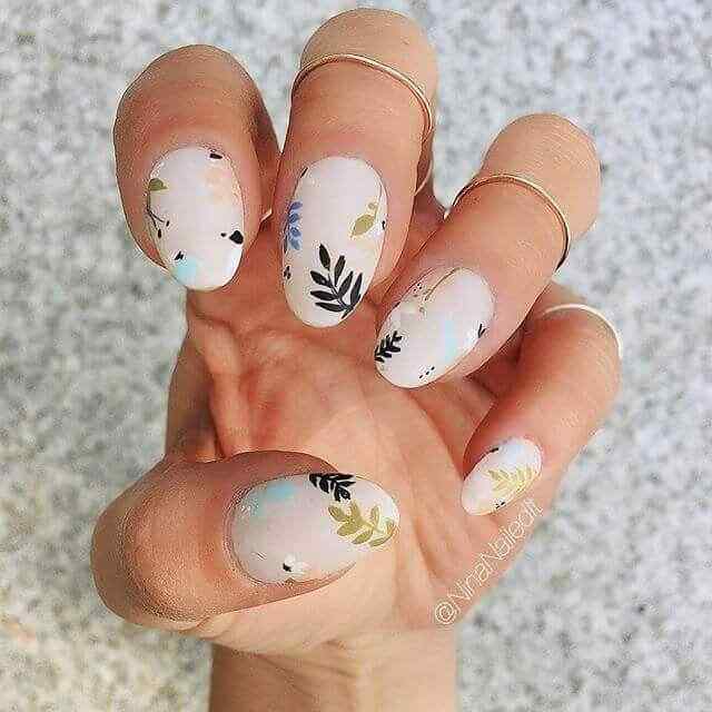 diseño de uñas decoradas con flores