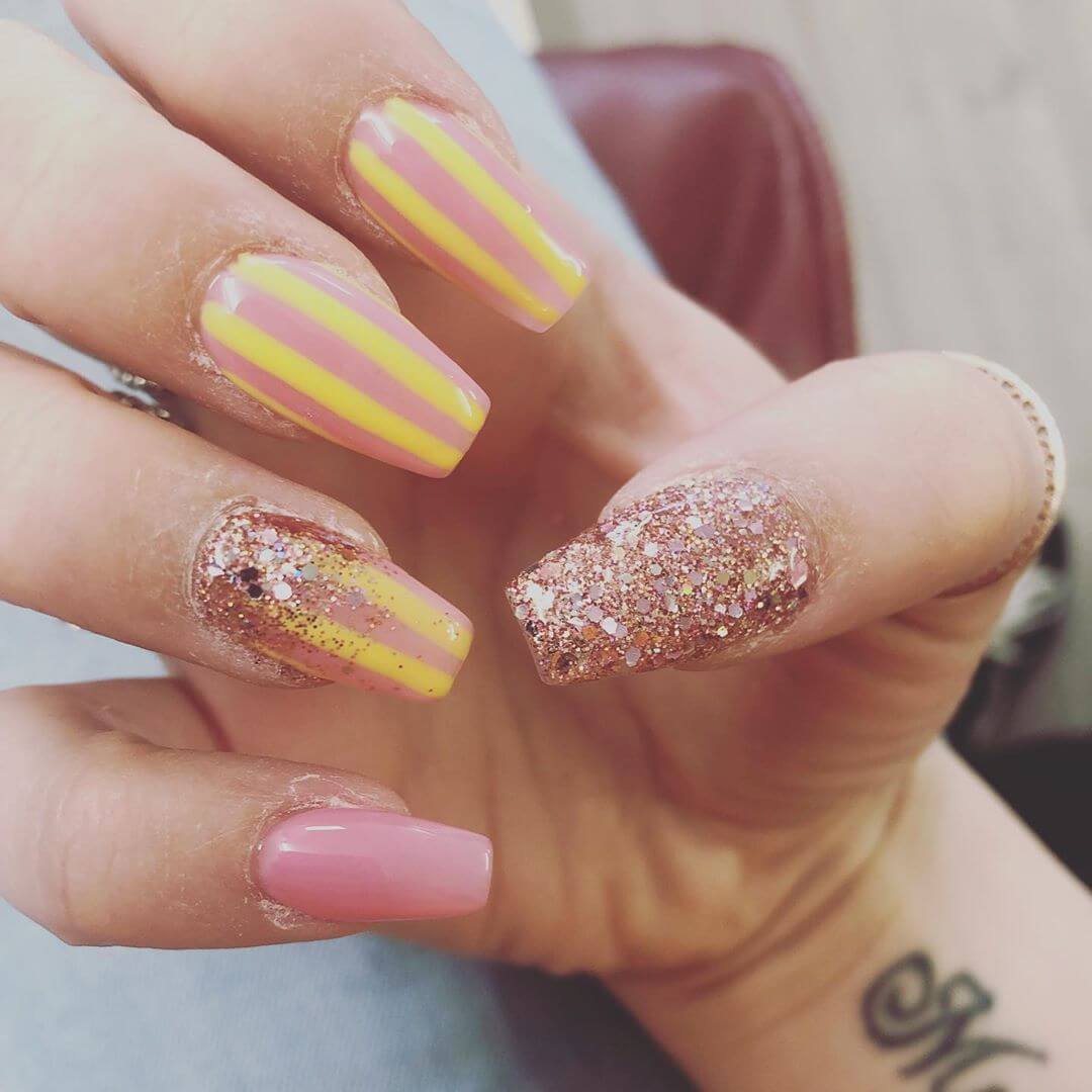 diseño de uñas amarillas y rosa palo
