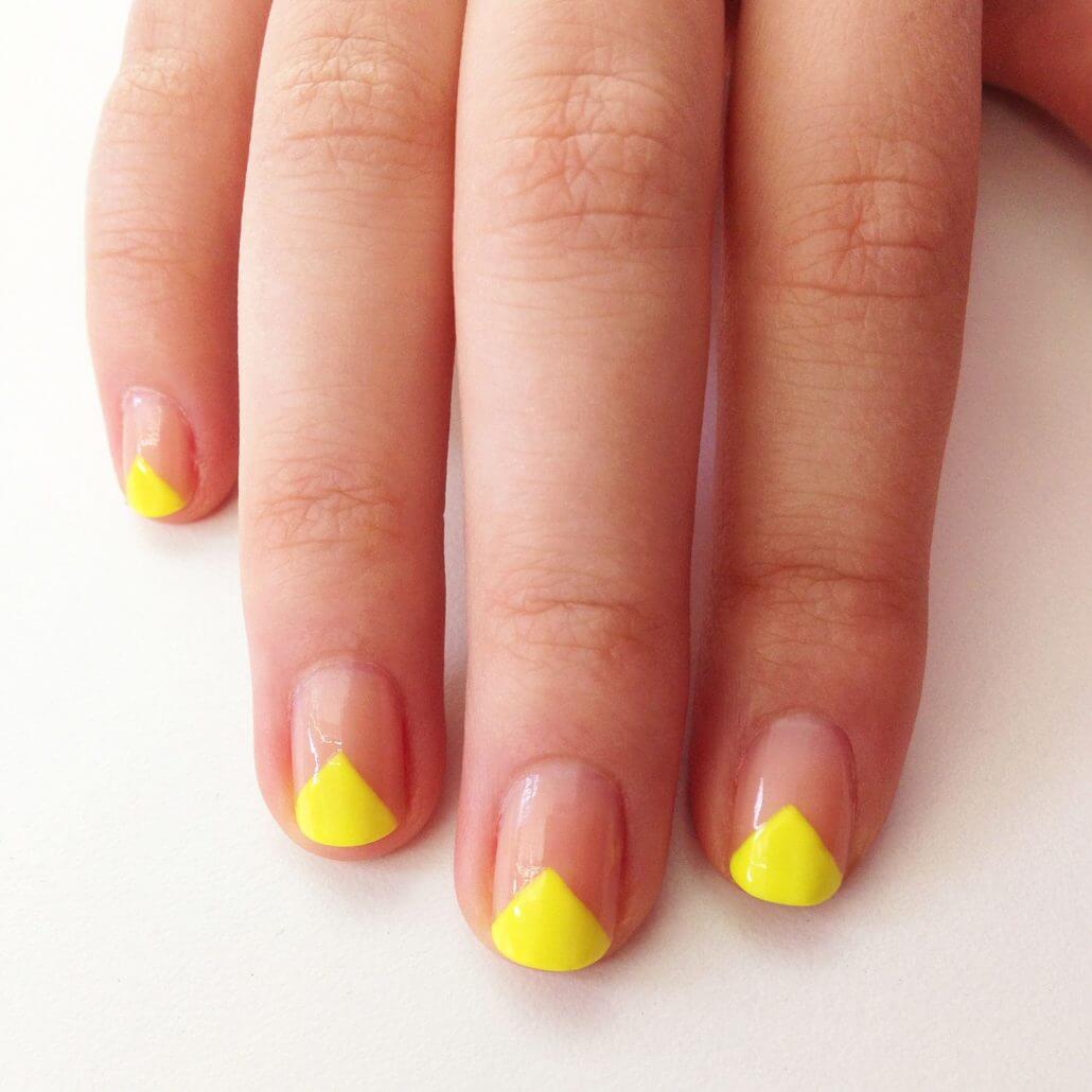 diseño sencillo de uñas amarillas