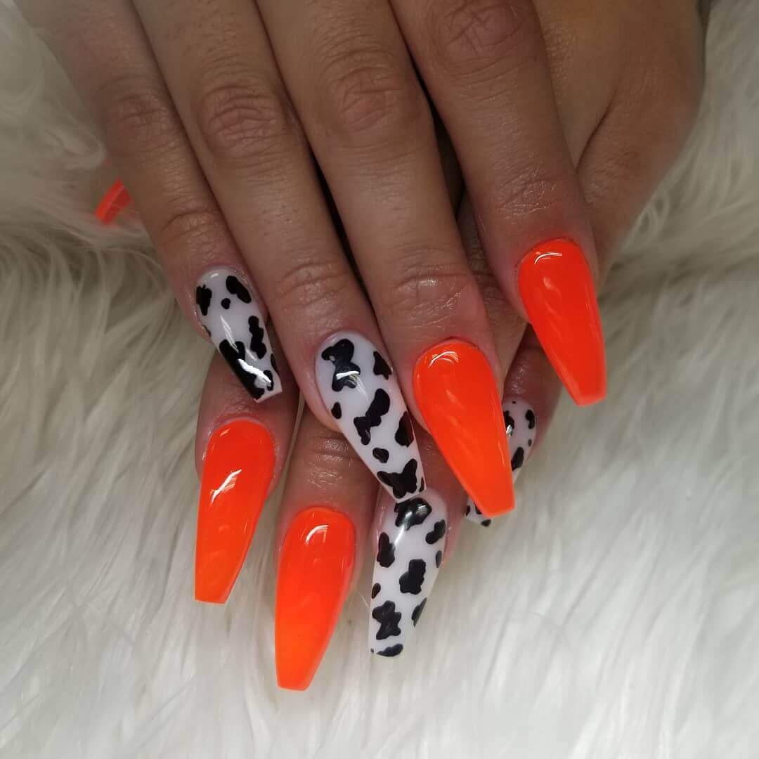 uñas color naranja neon animal print