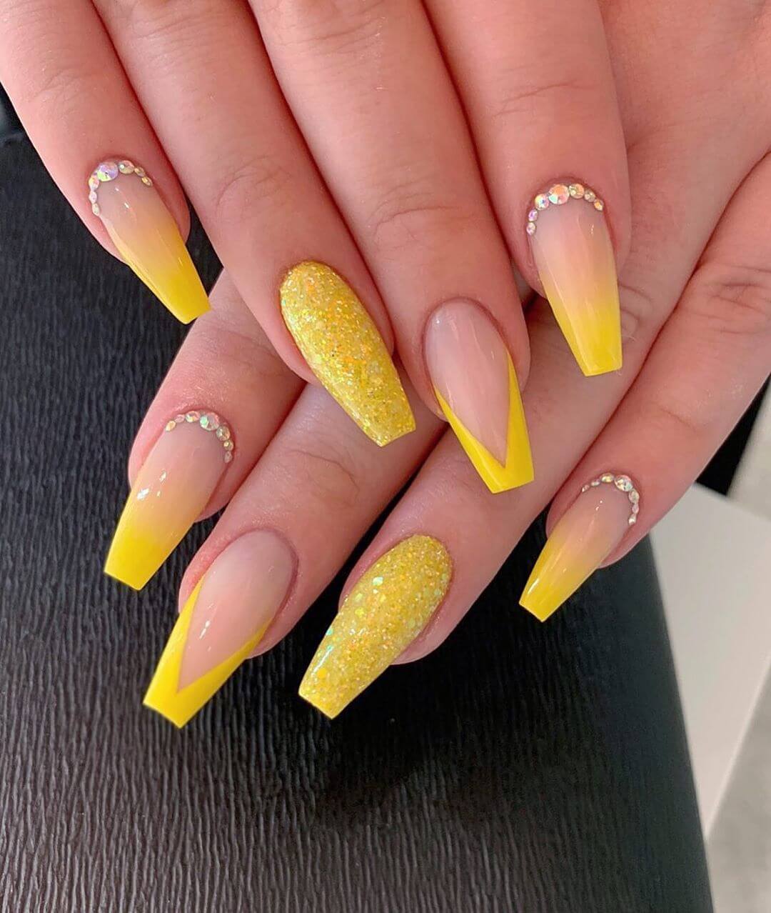 uñas decoradas color amarillo