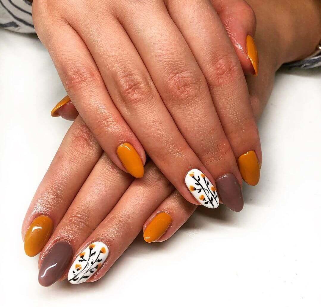 uñas decoradas color naranja con flores
