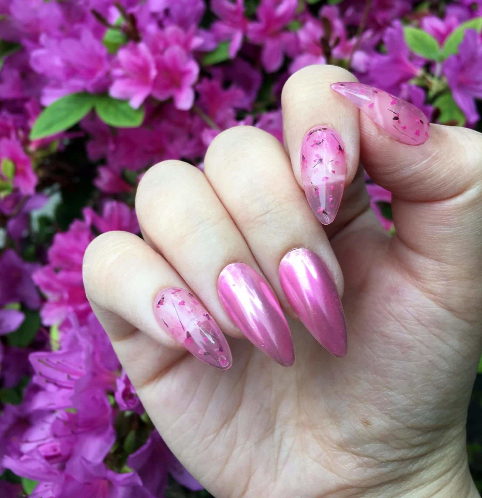 uñas espejo rosa con flores