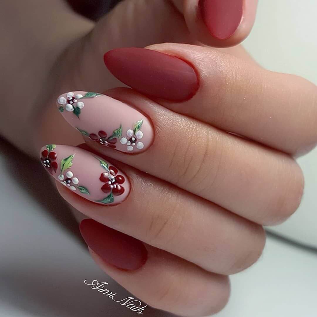 diseño de uñas con flores elegantes