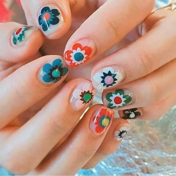 uñas decoradas con flores estilo mandala